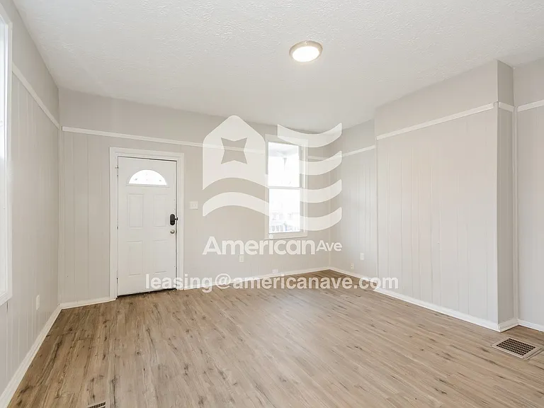 1237214_003_living_room_13633447.jpg