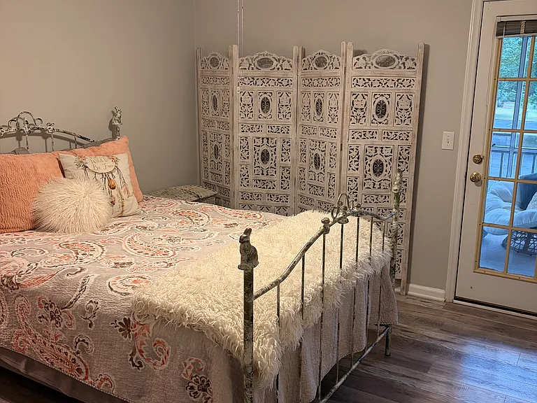 Queen size bed, screened porch access door. Comfortable, quiet neighborhood at the BEST location in Cornelius!!