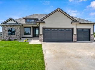 2113 Timberview Dr, Norwalk, IA 50211