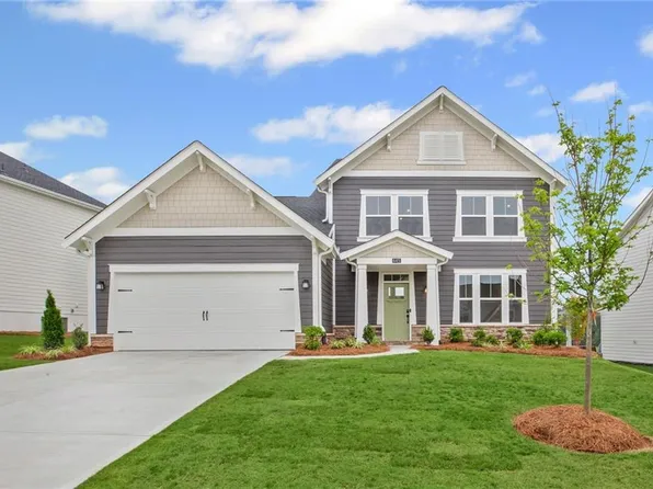 645 Crystal Lake Pkwy, Hoschton, GA 30548