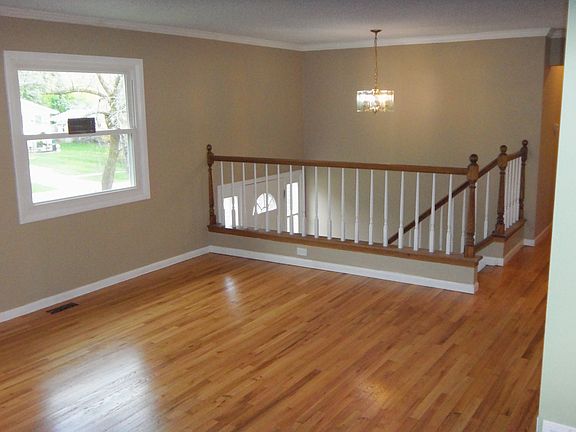 3rd image of 21W671 Glen Valley Dr