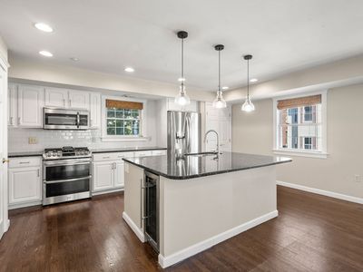 55 I St APT 4, South Boston, MA, 02127