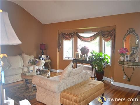 Living room w/cathedral ceilings