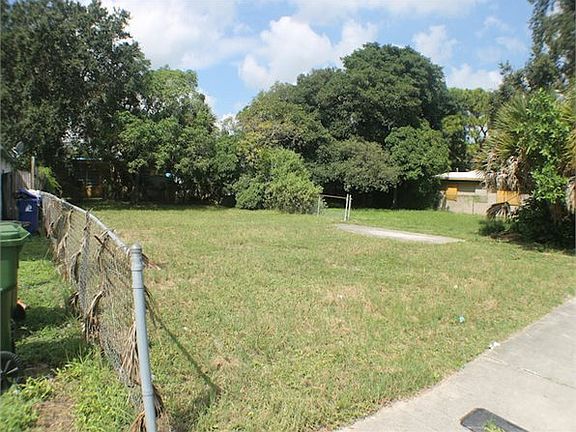 3rd image of 421 NW 15th Way