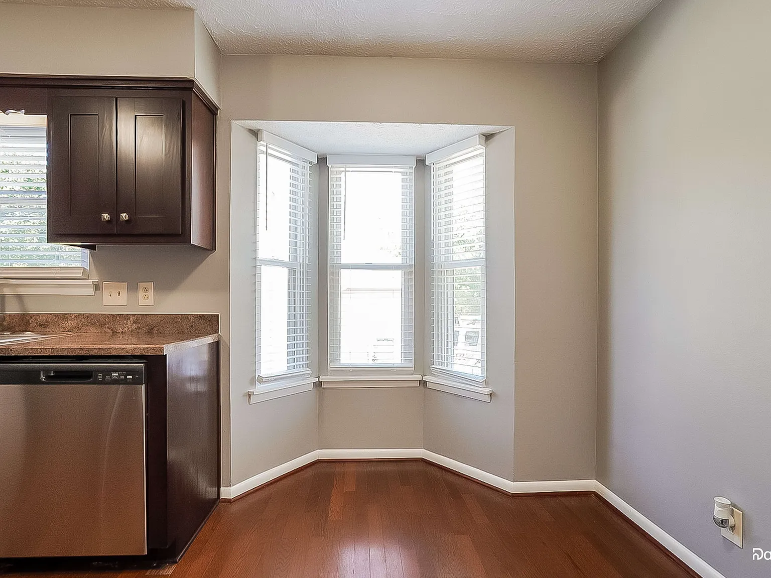 3 bed, 2.0 bath, 1353 sqft, $1,875 — Photo 4