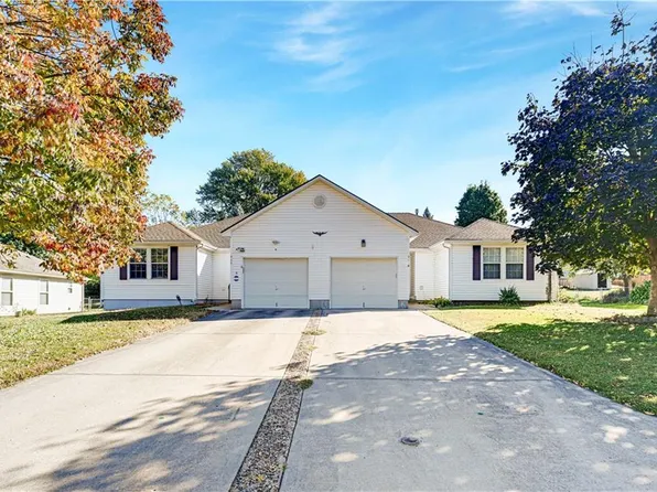 909 Mission Rd, Harrisonville, MO 64701