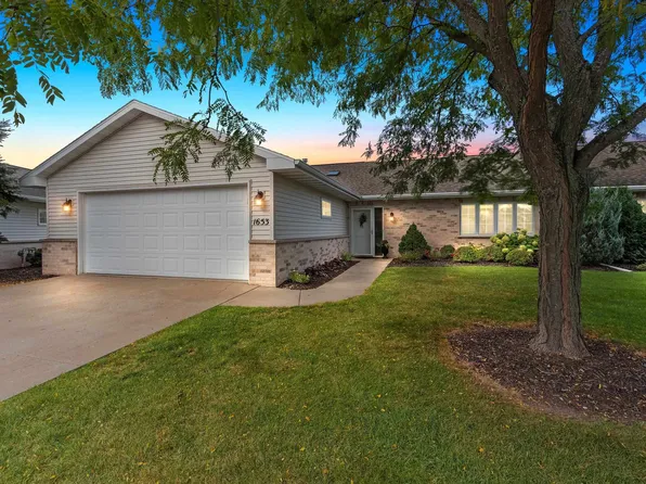 1653 Twin Lakes Cir, Green Bay, WI 54311