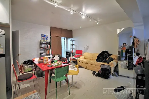 Rented by Real Street Inc | media 16