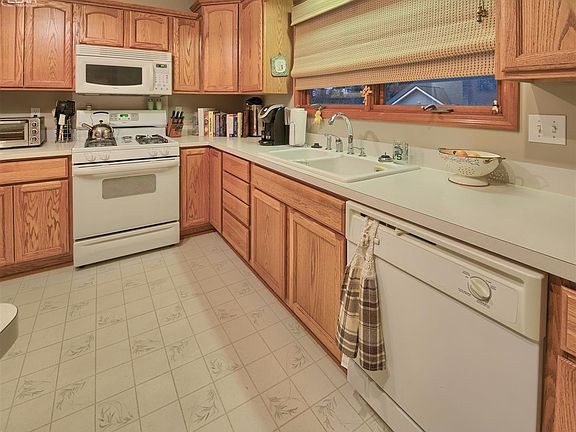 3rd image of 10227 Primrose Dr