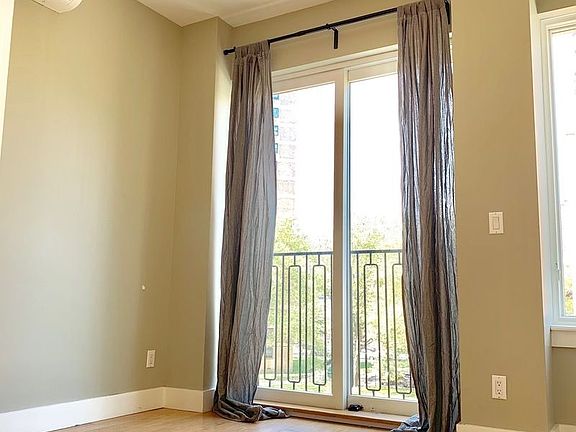 4th image of 924 De Kalb Ave #4B