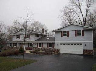 19035 W Overlook Dr, New Berlin, WI 53146