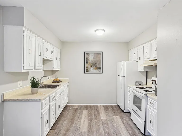 Village Grove Apartments — Photo 5