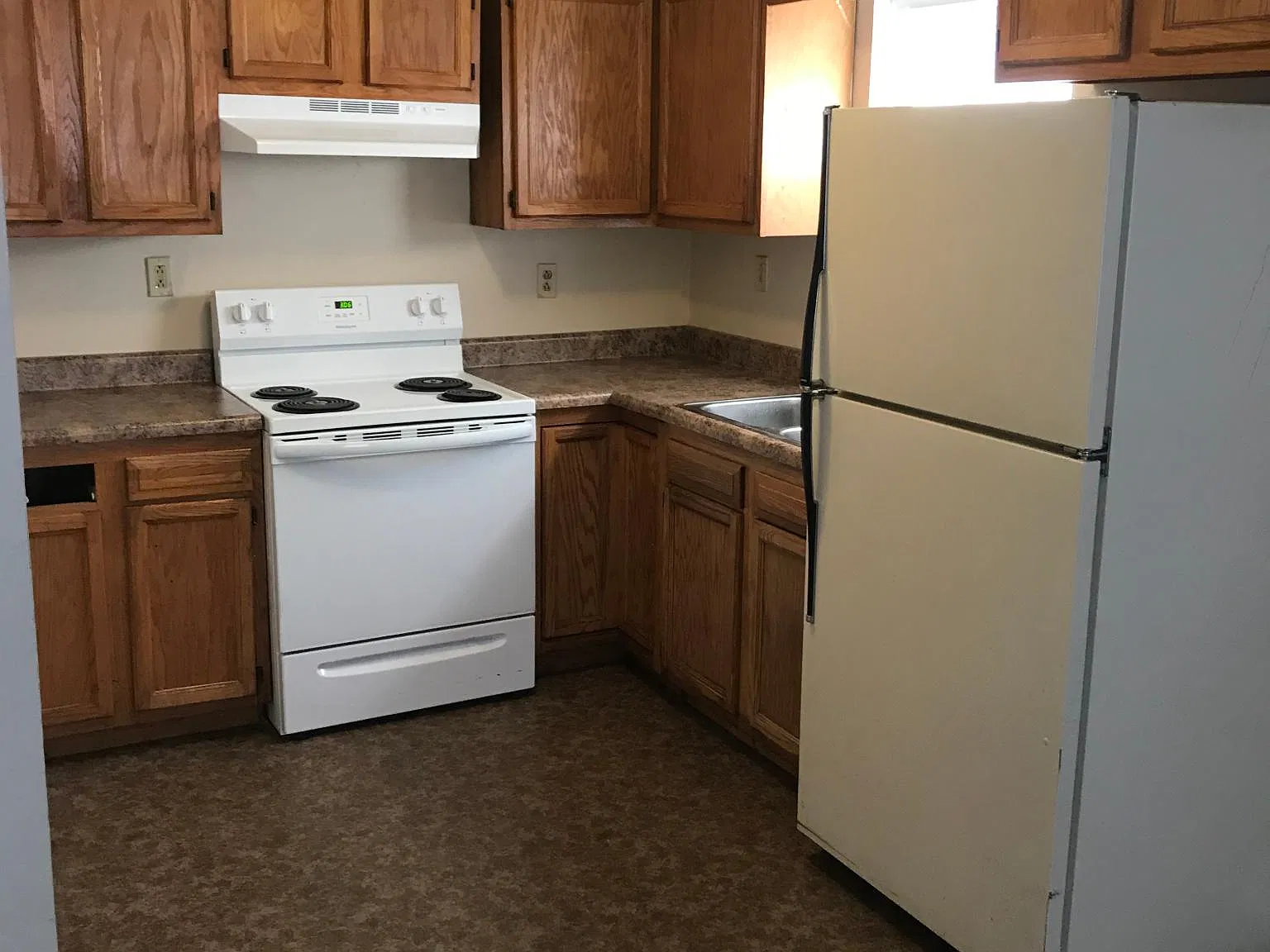 3 bed, 1125 sqft, $925 — Photo 2