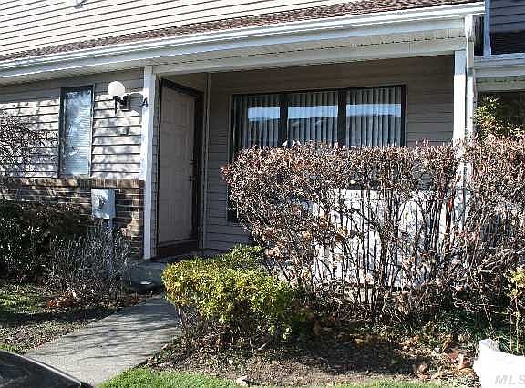 2nd image of 4 W Pond Ct