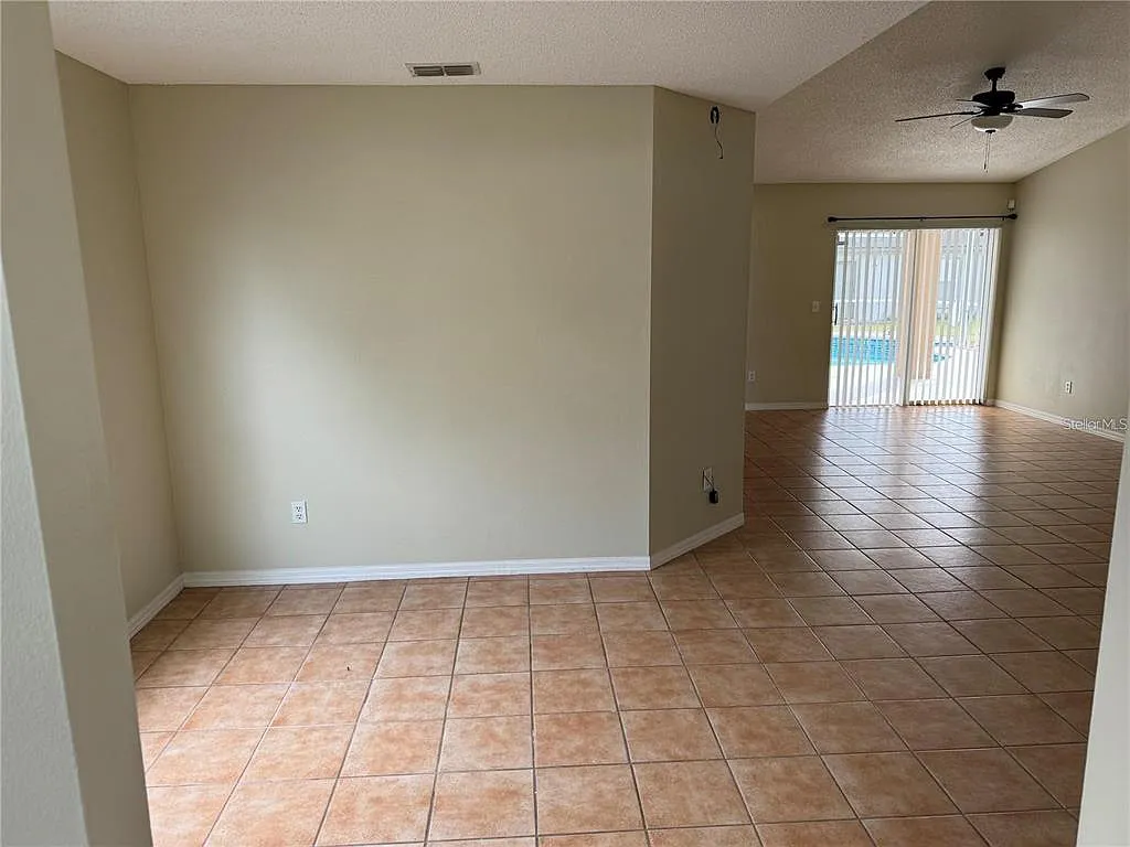 3 bed, 2.0 bath, 1337 sqft, $2,200 — Photo 4
