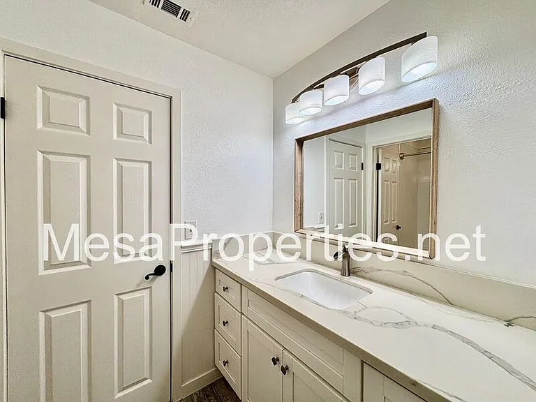2378 N Sycamore Ave — Photo 14