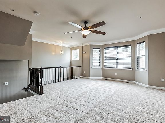 4th image of 455 English Oak Ln