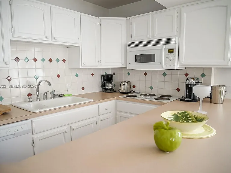 1390 Ocean Dr #201 — Photo 8