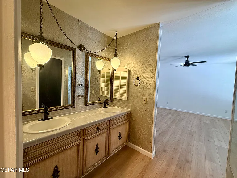 1649 Lomaland Dr — Photo 20