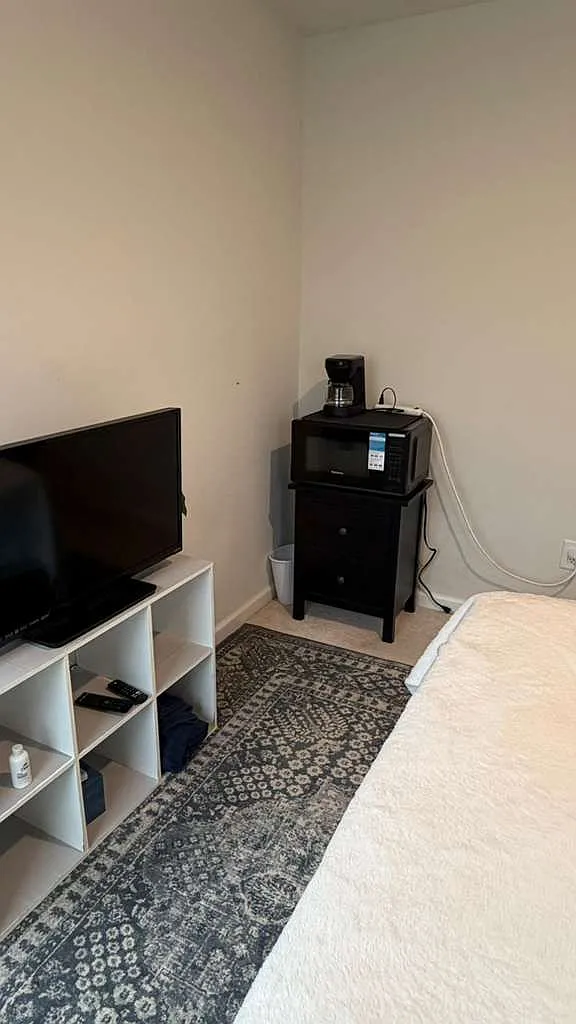 4 bed, 2.5 bath, 2748 sqft, $900 — Photo 3