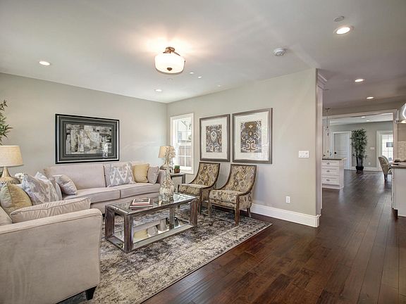 4th image of 400 42nd St