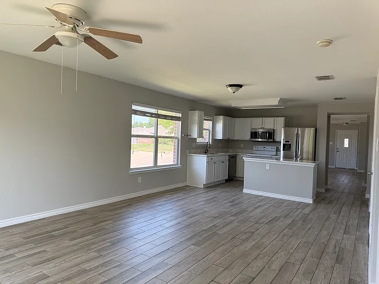 2429 Emerald Ln — Photo 6