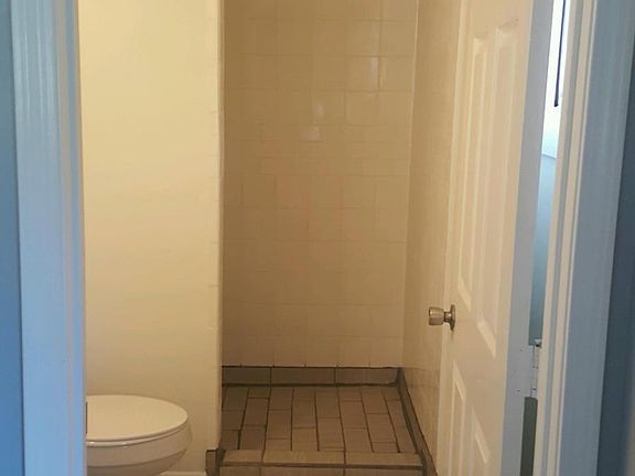 4th image of 300 Laurel Grove Dr #1