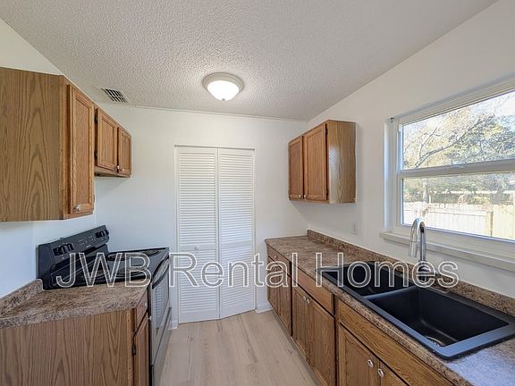3rd image of 3122 W 20th St