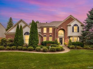 424 Hampton Woods Ln, Lake Orion, MI 48360