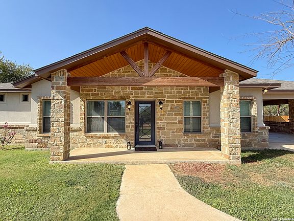3rd image of 300 BLUEBONNET AVE