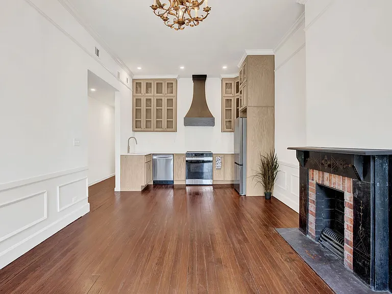 307 E Liberty St — Photo 8