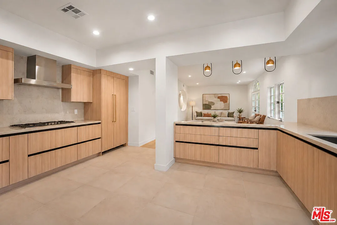 3 bed, 5.0 bath, 3000 sqft, $14,500 — Photo 3