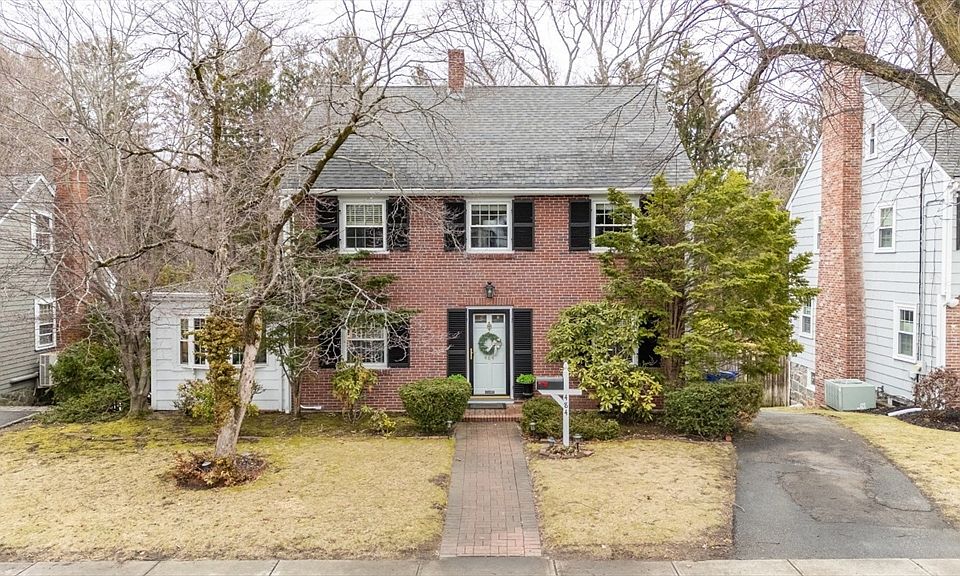 1st image of 484 Brook Rd