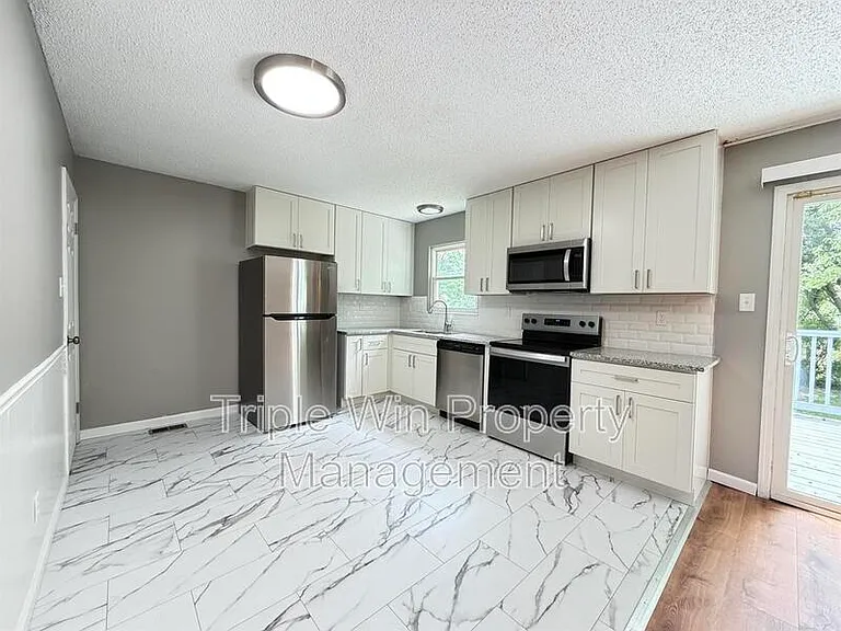 753 Watersedge Dr — Photo 9