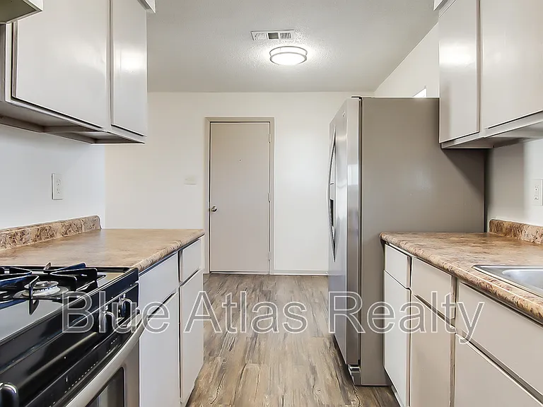 702 Catherine Ln — Photo 6