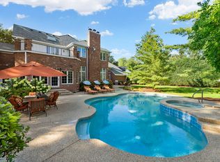 950 Tara Ct, Wheaton, IL 60189