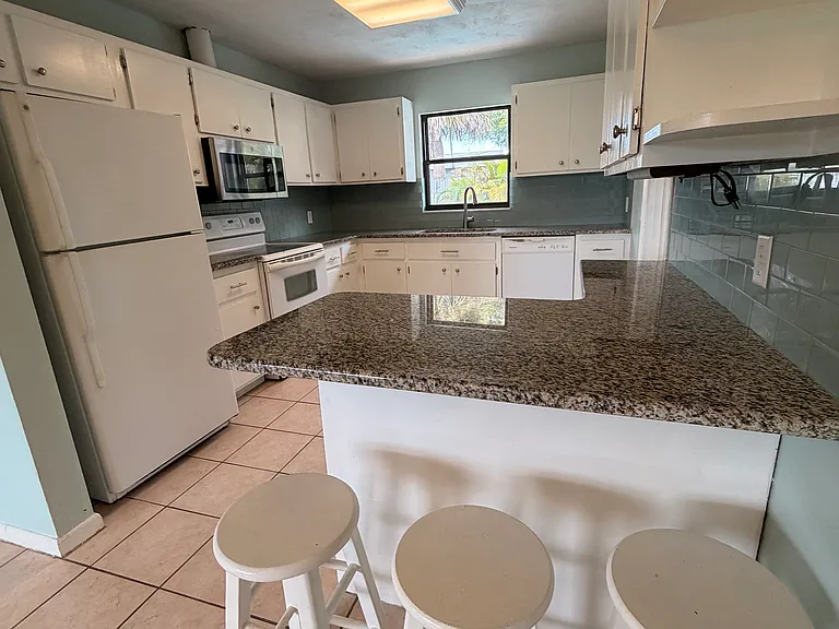 2140 Palm Ave — Photo 7