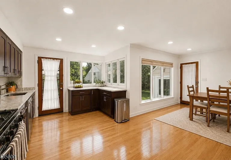 400 Hobart Ave — Photo 5