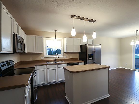3rd image of 1777 Creekview Dr