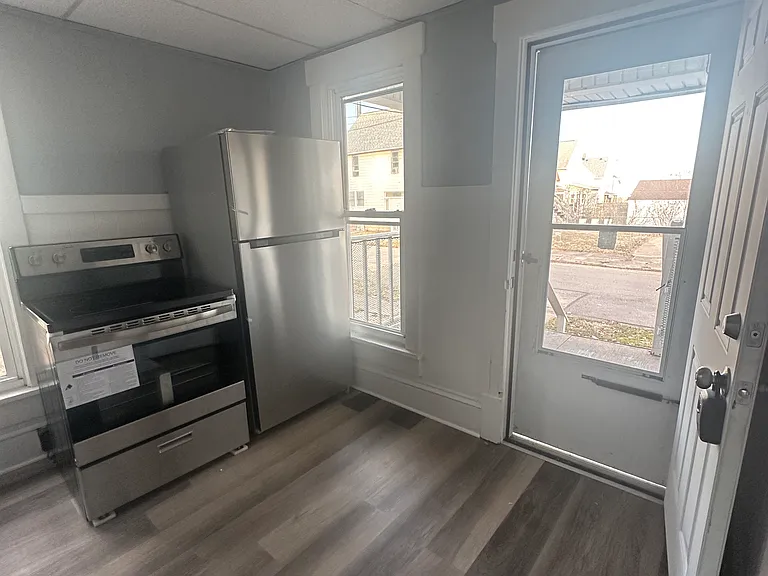 909 Clinton Ave SW — Photo 2