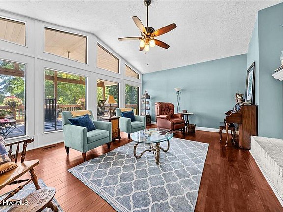 3rd image of 146 Dyan Street