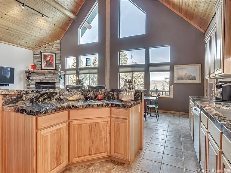 430 Parkview Dr — Photo 7