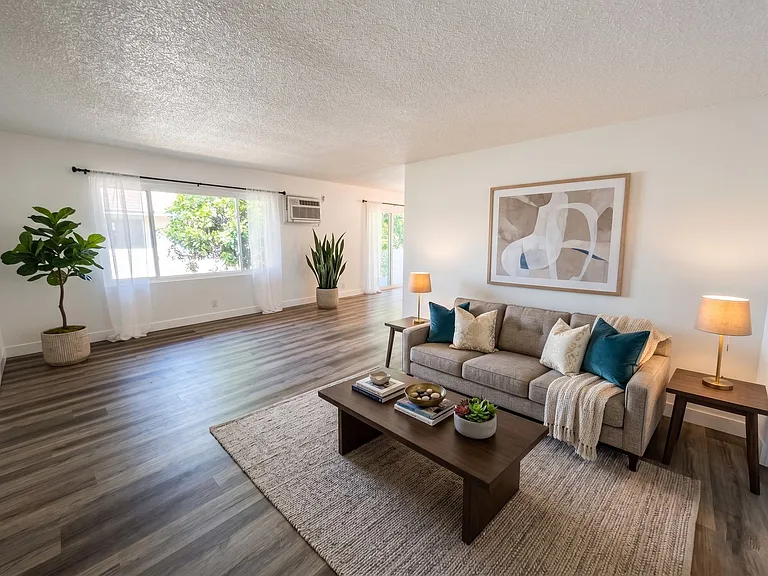 445 E Magnolia Blvd — Photo 8