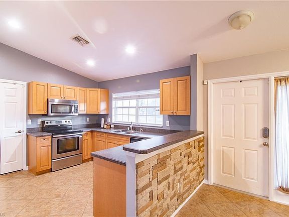 2nd image of 1029 Hansen St E