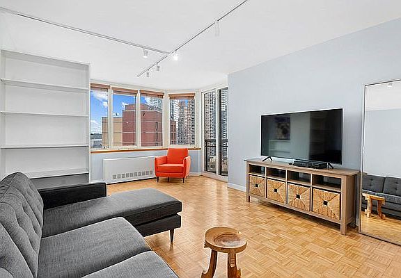 5th image of 500 W 43rd St APT 19J
