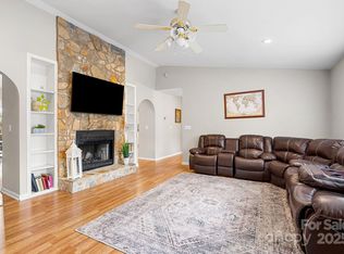 104 Lone Eagle Ln, Hendersonville, NC 28739