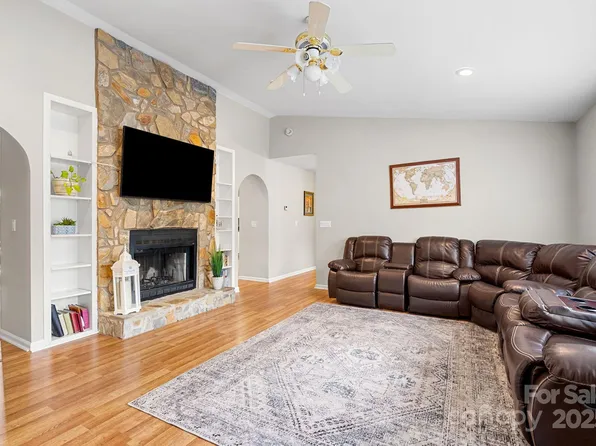 104 Lone Eagle Ln, Hendersonville, NC 28739