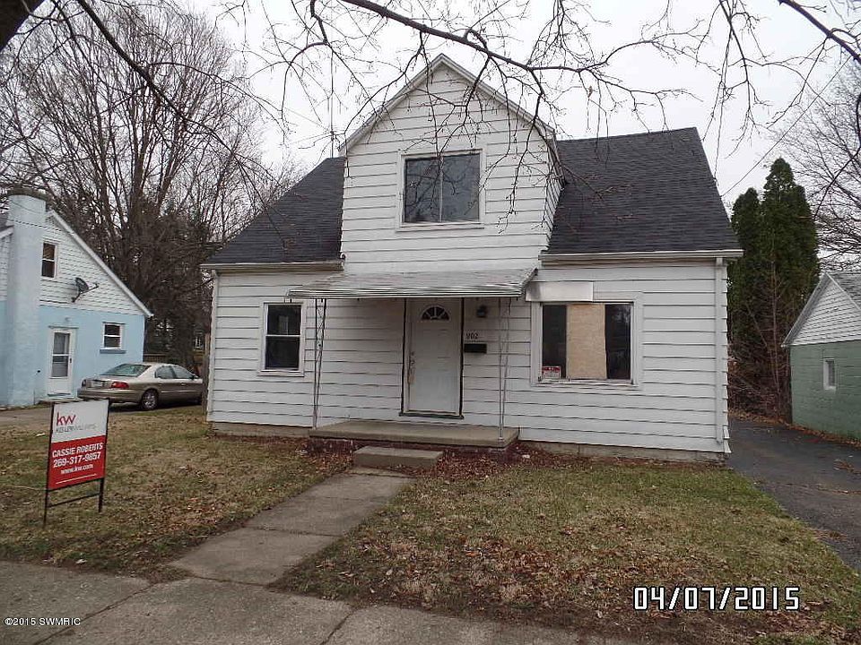 2nd image of 902 N Superior St