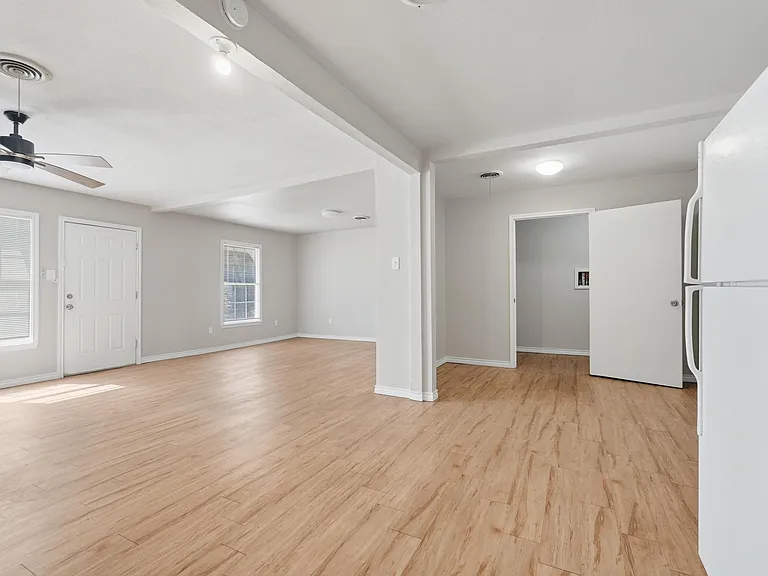 2034 Collins Ave — Photo 12