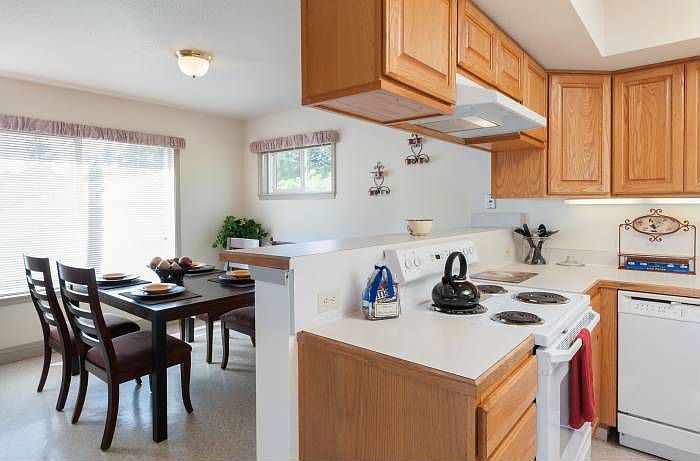 Large Kitchen w/ Dining